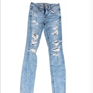 AMERICAN EAGLE RIPPED JEANS